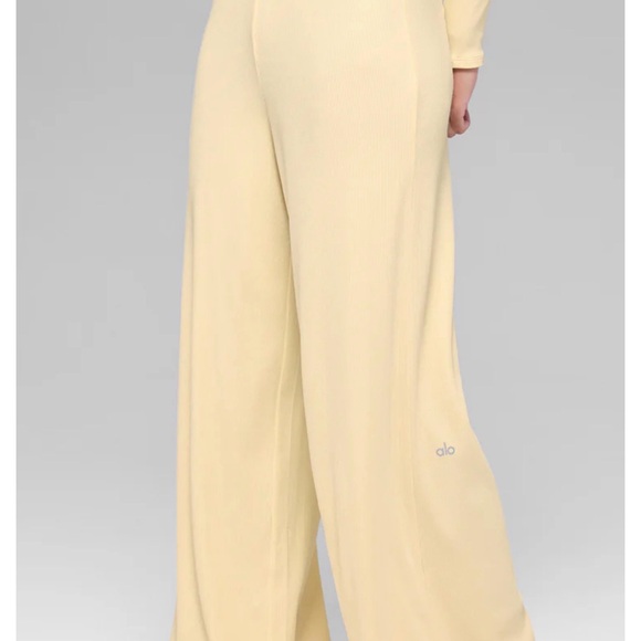 ALO Yoga Candlelight Dreamlight Lounge set - Picture 3 of 16